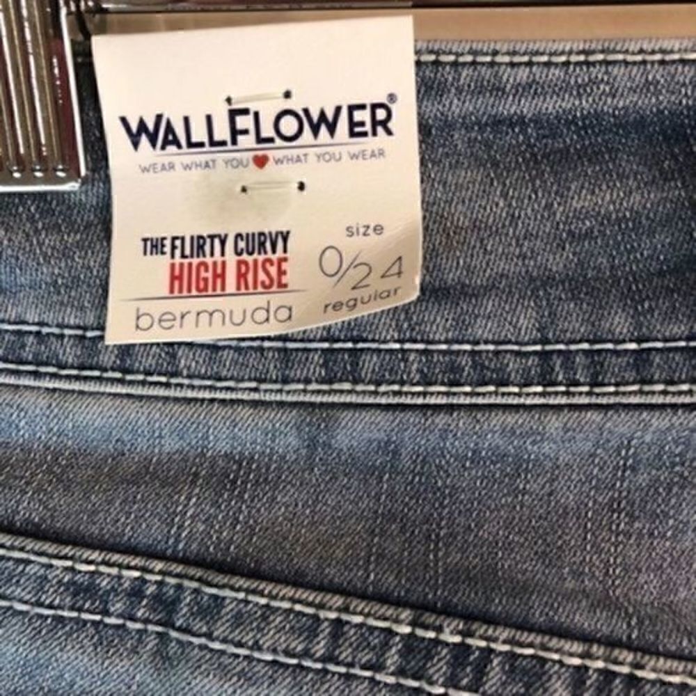 Wallflower Flirty Curvy Destroyed Bermuda Jean Shorts 0/24 NWT - Picture 6 of 8